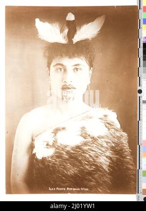 Porträt einer Frau mit Ta Moku. Arthur James Iles (Neuseeland, 1870-1939). Neuseeland, Rotorua, Maori, 1890s. Fotos. Silbergelatine-Druck Stockfoto