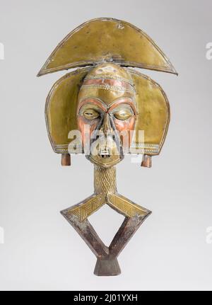 Janus Reliquary Guardian Figur. Afrika, Gabunische Republik oder Nordwestrepublik des Kongo, Kota-Völker, Obamba- oder Mindumu-Gruppen, Kota-Völker, Obamba oder Mindumu-Gruppen, Mitte des 19.. Jahrhunderts. Skulptur. Holz, Kupfer, Messing, Eisen, Kaurimuschel Stockfoto