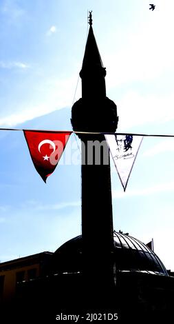 Izmir, Türkei, Türkei. 13. März 2022. Eine Silhouette eines Minaretts mit türkischer Flagge und einem Wimpel von Atatürk (Bild: © Idil Toffolo/Pacific Press via ZUMA Press Wire) Stockfoto