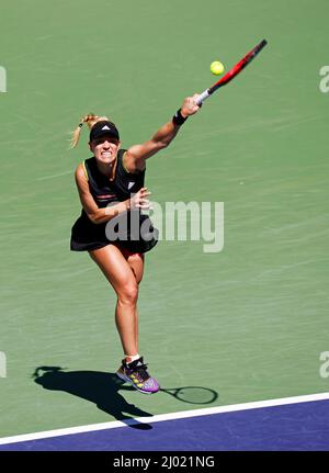 Indian Wells, California, USA, 15. März 2022 Angelique Kerber aus Deutschland ist gegen IGA Swiatek aus Polen während der BNP Paribas Open 2022 im Indian Wells Tennis Garden in Indian Wells, Kalifornien, im Dienst. Obligatorischer Bildnachweis: Charles Baus/CSM. Stockfoto