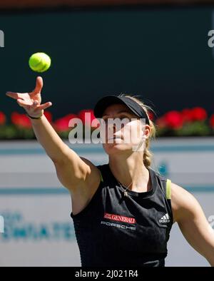 Indian Wells, California, USA, 15. März 2022 Angelique Kerber aus Deutschland ist gegen IGA Swiatek aus Polen während der BNP Paribas Open 2022 im Indian Wells Tennis Garden in Indian Wells, Kalifornien, im Dienst. Obligatorischer Bildnachweis: Charles Baus/CSM. Stockfoto