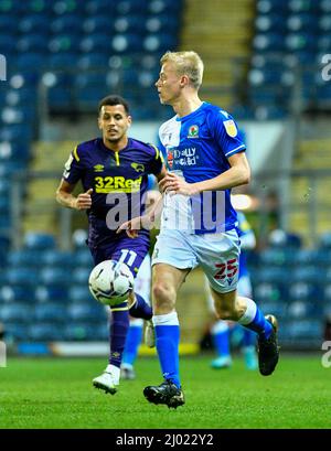 Blackburn, Lancashire, Großbritannien. Blackburn, Lancashire England; 15.. März 2022 ; Ewood Park, Blackburn, Lancashire England; EFL Championship Football, Blackburn Rovers versus Preston Derby County; Blackburns Jan Paul van Hecke hält den Besitz aufrecht Credit: Action Plus Sports Images/Alamy Live News Stockfoto