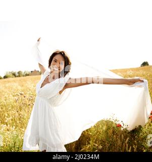 Freiheit ist ein Geisteszustand. Portrait einer schönen Frau, die Zeit in der schönen Natur verbringt. Stockfoto