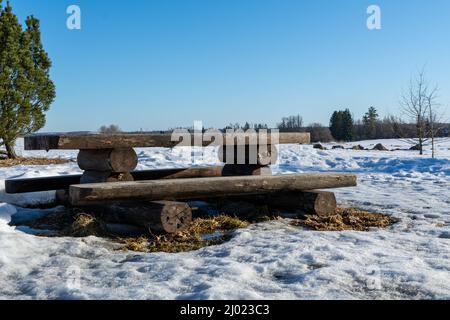Eine hölzerne Picknickbank in einer winterlichen Szene Stockfoto