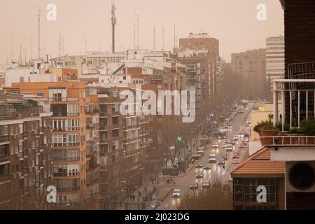 Madrid, Spanien. 15. März 2022. 15. März 2022; Madrid, Spanien: Calima auf der Straße. Eine große Menge Staub in der Suspension aus der Sahara ist heute in Madrid und anderen Städten Spaniens eingetroffen, die einen orangefarbenen Ton am Himmel und Staub auf den Straßen hinterlassen (Foto: Alvaro Laguna/Pacific Press) Quelle: Pacific Press Media Production Corp./Alamy Live News Stockfoto