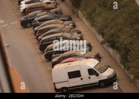 Madrid, Spanien. 15. März 2022. 15. März 2022; Madrid, Spanien: Calima deckt Autos ab, die auf der Straße geparkt sind. Eine große Menge Staub in der Suspension aus der Sahara ist heute in Madrid und anderen Städten Spaniens eingetroffen, die einen orangefarbenen Ton am Himmel und Staub auf den Straßen hinterlassen (Foto: Alvaro Laguna/Pacific Press) Quelle: Pacific Press Media Production Corp./Alamy Live News Stockfoto