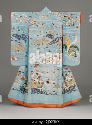 Woman's Kimono (Furisode) mit Bildern, die auf das Noh Play Kikujido anspielen. Japan, Edo-Zeit (1615-1868), Ende 18.-Anfang 19. Jahrhundert. Kostüme; Hauptkleidung (ganzer Körper). Seidengewebe (Crepe; Chirimen), pastenfest gefärbt (yuzen) und Schablonenimitiertie gefärbt (Kata kanoko Shibori), mit Seide und goldpapierumwickelter Seidengarn-Stickerei Stockfoto