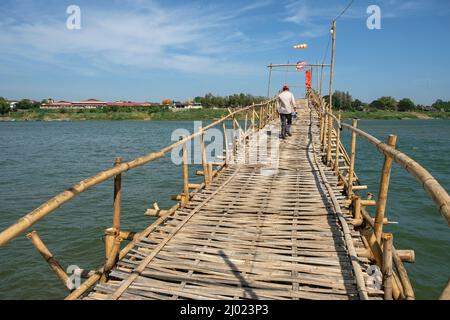 Die Kampong Cham Bambusbrücke in Kambodscha ist die längste der Welt in Kampong Cham, Kambodscha. Stockfoto