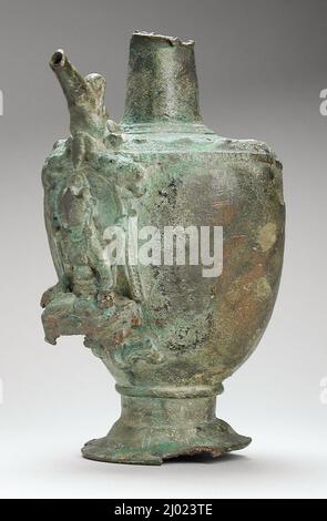 Ewer mit Shri Lakshmi von Elefanten (Gaja-Lakshmi). Indien, Bihar, Gaya District, 9. Jahrhundert. Einrichtung; Servicezubehör. Kupferlegierung Stockfoto