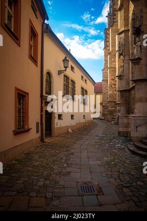 Straße der alten Häuser neben der Kathedrale, Brünn, Tschechische Republik Stockfoto