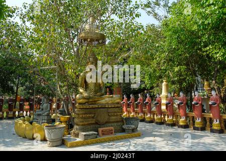 Siem Reap, Kambodscha - Februar 2022: Statue von Buddha im Wat Bo Tempel am 9. Februar 2022 in Siem Reap, Kambodscha. Stockfoto