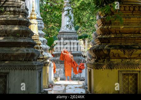 Siem Reap, Kambodscha - Februar 2022: Ein buddhistischer Mönch, der am 9. Februar 2022 in Siem Reap, Kambodscha, seine Wäsche im Tempel Wat Bo waschen lässt. Stockfoto