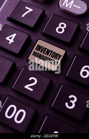 Schreiben mit dem angezeigten Text Inventory Management. Geschäftsidee Überwachung von nicht kapitalisierten Vermögenswerten und Lagerartikeln Online-Dokumentation Ideen, hochladen Stockfoto