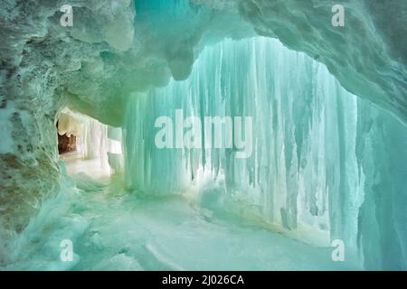 Große blaue Eiszapfen-Platte in der Eishöhle Stockfoto