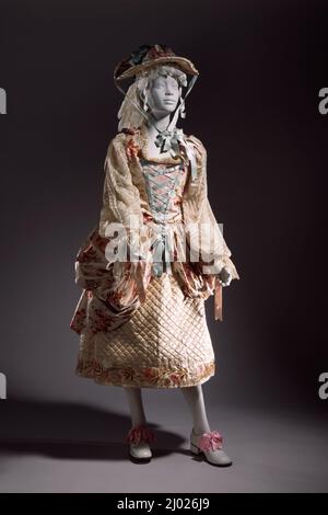 Girl's Fancy Dress Ensemble (Mieder, Rock und Hut), „China Shepherdess“. England, um 1890. Kostüme; Kostüm. A) Oberteil: Seidensatingewebe, bedruckt und Seidengewebe (Chiffon), Seidenmatt und Seidenschnur b) Rock: Seidenmatt, bedruckt, Seidenmatt, gesteppt mit Seidenstickerei, Seidengewebe c) Hut: Seidenseidenmatt, Seidenlamellen (Faille), Seidenlamellen (Organza), Baumwolllamellen und Baumwolllamellen, beschichtet Stockfoto