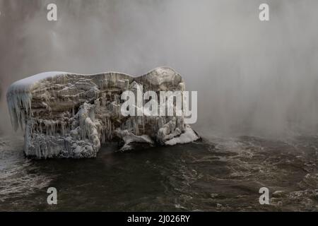 Eine eisige Ansammlung am Fuße der Horseshoe Falls in Niagara Falls, Ontario, Kanada. Stockfoto