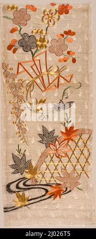 Kosode (Kimono) Fragment mit Pflaumenblüten, Noshi, Wisteria, Ahornblättern, Bambus, (...?) und Wasser. Japan, Edo-Zeit (1615-1868), 18.. Jahrhundert. Textilien. Seide gemustert Satin (rinzu), stenciled Imitation tie-dyed (Kata kanako shibori), mit Seide und vergoldeten Papier-Seidengarn Stickerei, und stenciled gefärbt Stockfoto