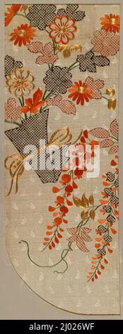 Kosode (Kimono) Fragment mit Chrysanthemen, Noshi Paper und Wisteria. Japan, Anfang des 18.. Jahrhunderts. Textilien. Seide gemustert Satin (rinzu), stenciled Imitation Krawatte-Farbstoff (Kata-Kanoko Shibori) mit Seide und vergoldeten Papier eingewickelt Seidenfaden Stickerei Stockfoto