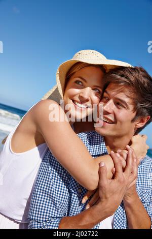 Ferien bringen ihre Freude hervor. Aufnahme eines glücklichen jungen Paares, das einen Tag am Strand genießt. Stockfoto