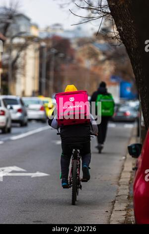 Ein Food Panda Lieferkurier auf einem Fahrrad in Bukarest, Rumänien, 2022 Stockfoto