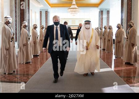 Premierminister Boris Johnson inspiziert die Ehrengarde, als er am Flughafen Abu Dhabi zu seinem Besuch in den Vereinigten Arabischen Emiraten (VAE) ankommt. Der Premierminister trifft in Abu Dhabi mit dem Kronprinzen der VAE, Scheich Mohammed bin Zayed, und dem saudischen Kronprinzen Mohammed bin Salman in Riad, Saudi-Arabien, zusammen, wo er hofft, die Beziehungen zu den Nationen zu stärken, um den russischen Präsidenten Wladimir Putin zu bekämpfen. Bilddatum: Mittwoch, 16. März 2022. Stockfoto