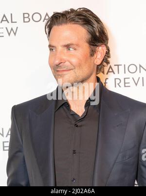New York, NY - 15. März 2022: Bradley Cooper nimmt an der National Board of Review Gala 2022 in der Cipriani 42. Street Teil Stockfoto