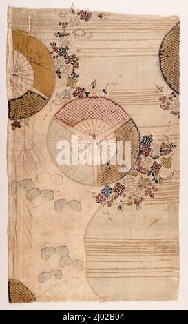 Kosode-Fragment mit Fächerrundungen, blühende Reben und Wild Ginger-Blättern. Japan, Momoyama-Zeit (1568-1615), Ende 16.-Anfang 17. Jahrhundert. Kostüme; Hauptkleidung (ganzer Körper). Tsujigahana-Stil; Krawatten färben (Kanoko Shibori), Seidenfaden-Stickerei, Tintenmalerei (Kaki-e) und Blattgold (Surihaku) auf weißer, unigewebter Seide (Nerinuki) Stockfoto