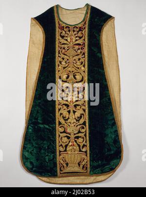 Chasuble. Spanien, erstes Viertel des 17.. Jahrhunderts. Kostüme; kirchlich. Seidensamt und Seidensamt im Flor-on-Flor-Stil, mit Applikationen mit Metallfaden und Seidenband und einfarbigem Webband mit Metallfaden Stockfoto