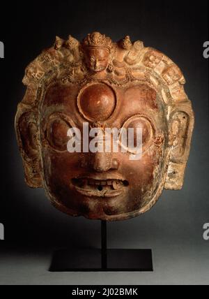 Kopf des Hindu-Gottes Bhairava aus einem Trankopfer. Nepal, Ende des 15.. Jahrhunderts. Einrichtung; Servicezubehör. Terrakotta mit Spuren von Farbe Stockfoto