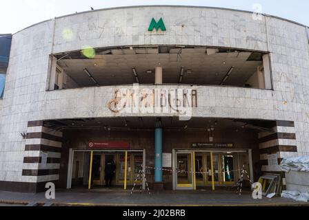 Kiew, Ukraine. 15. März 2022. Russischer Beschuss beschädigt die Fassade der U-Bahn-Station. Russische Truppen setzen ihre umfassende Invasion in der Ukraine fort. Bis heute hat ihre Offensive bis zu 2 Millionen Menschen zur Flucht veranlasst, was Kritik und Protest von Menschen auf der ganzen Welt hervorrief. Kredit: SOPA Images Limited/Alamy Live Nachrichten Stockfoto