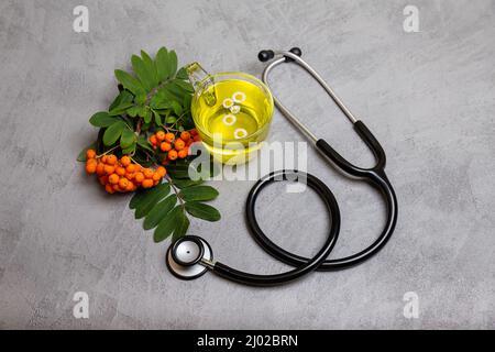 Grüner Kräutertee auf rustikalem Hintergrund. Tasse Tee mit Heilkräutern. Stockfoto