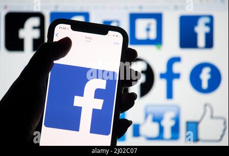 Datei Foto vom 25/03/18 des Logos von Facebook auf einem Smartphone angezeigt, als Meta, die Muttergesellschaft von Facebook, Instagram und WhatsApp hat sich Stop Scams UK, eine industriegeführte Gruppe von Unternehmen, die zusammenarbeiten, um die Ausbreitung von Betrug zu stoppen, wurde angekündigt. Stockfoto