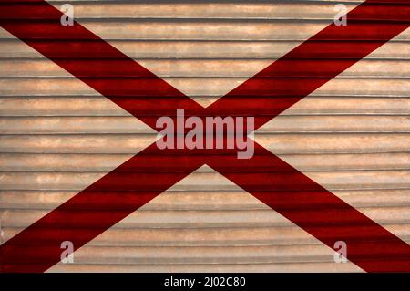 Die Flagge der Vereinigten Staaten stae Alabama bemalte eine rostige Rolltor-Rolltor aus Metall Stockfoto