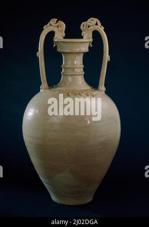 Amphora (Ping) mit Drachengriffen. China, frühe Tang-Dynastie, um 618-700. Einrichtung; Servicezubehör. Mit Rädern geschleudertes Steinzeug mit geformter, modellierter und applizierten Dekoration und cremefarbener Glasur Stockfoto