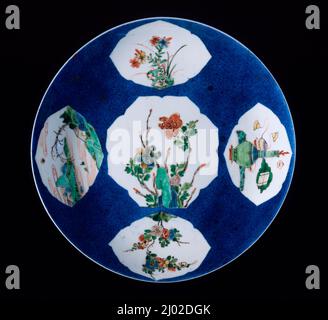 Zwei Schalen (Pfanne) mit Blumen, Landschaften und Gefäßen mit Musikinstrumenten. China, Provinz Jiangxi, Jingdezhen, Chinesen, Qing-Dynastie, Kangxi-Periode, 1662-1722. Einrichtung; Servicezubehör. Radgeschleudertes Porzellan mit pulverblauer Unterglasur, mit klarer Überglasur und lackierter Emaille-Dekoration (wucai) und Vergoldung Stockfoto