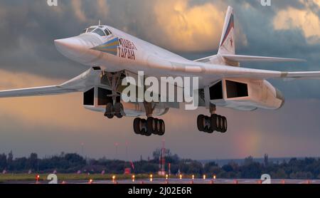 TU-160 Russischer Überschalljet strategischer Bomber 'Blackjack' in Landekonfiguration Stockfoto