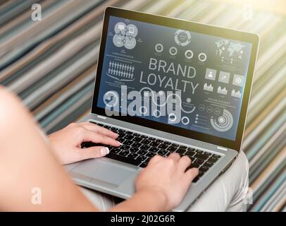 Textüberschrift zur Darstellung der Markenloyalität. Konzeptionelle Foto positive Gefühle für eine Marke und kaufen das gleiche Produkt Frau sitzt mit Laptop Upper Stockfoto