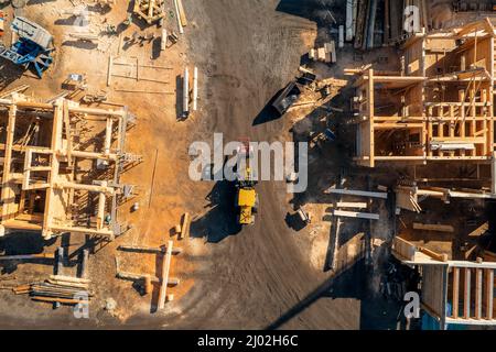 Draufsicht auf LKW zum Verladen und Transportieren von Holzstämmen auf der Baustelle. Stockfoto