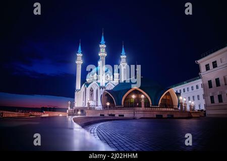 Nachtfoto Kul Sharif Moschee islam und Kreml Kasan Republik Tatarstan mit Mond, Reise Russland. Stockfoto