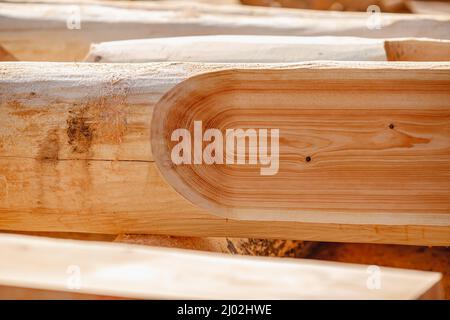 Zedernholz im Sägewerk für den Export von Russland nach China. Stockfoto