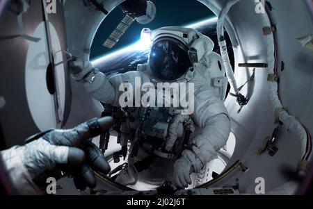 Astronaut auf der internationalen Raumstation, die den Planeten Erde umkreist. Elemente dieses Bildes, die von der NASA eingerichtet wurden Stockfoto