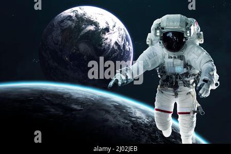 Blick vom Mond auf den Planeten Erde. Astronauten im All. Elemente dieses Bildes, die von der NASA eingerichtet wurden Stockfoto