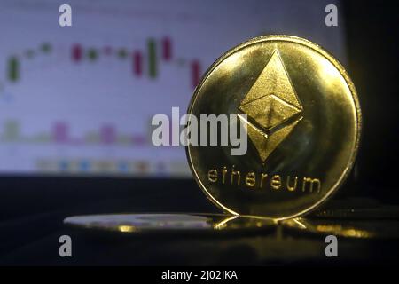 ethereum mit Trading-Hintergrund. Ethereum ist eine Blockchain-Plattform mit Smart Contract-Funktionalität Stockfoto