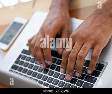 Füllen Sie die Rohlinge aus. Beschnittene Ansicht eines Geschäftsmanns Hände, während er auf seinem Laptop eingibt. Stockfoto