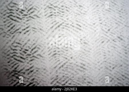 Weißes A4-Papier, auf dem mit einem Laserdrucker gedruckt wird - ungewöhnliche Zeichnungen mit Grafiken, Textur, Struktur, Formen, Hintergründen. Stockfoto