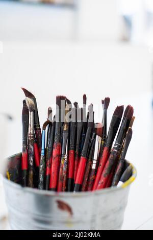 Glas voll gebrauchter Pinsel. Kunst Klasse und kreative Aktivität Konzept. Stockfoto