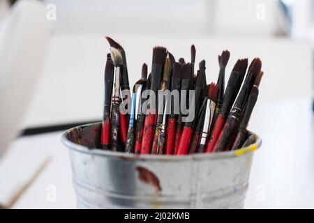 Glas voll gebrauchter Pinsel. Kunst Klasse und kreative Aktivität Konzept. Stockfoto