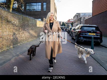 DEN HAAG - D66-leider Sigrid Kaag bringt in wijkcentrum het Benoordenhuis haar stem uit voor de gemeenteraadsverkiezingen. ANP BART MAAT Stockfoto