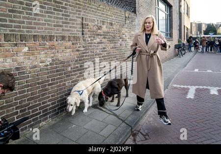 DEN HAAG - D66-leider Sigrid Kaag bringt in wijkcentrum het Benoordenhuis haar stem uit voor de gemeenteraadsverkiezingen. ANP BART MAAT Stockfoto