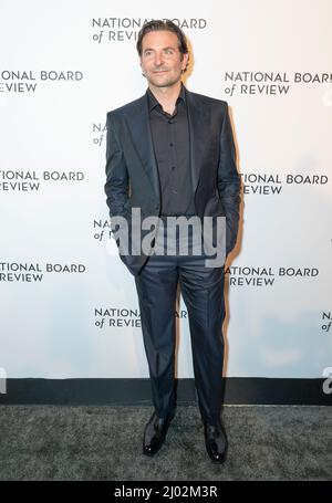 New York, USA. 15. März 2022. Bradley Cooper nimmt am 15. März 2022 an der National Board of Review Gala 2022 in der Cipriani 42. Street in New York Teil. (Foto von Lev Radin/Sipa USA) Quelle: SIPA USA/Alamy Live News Stockfoto